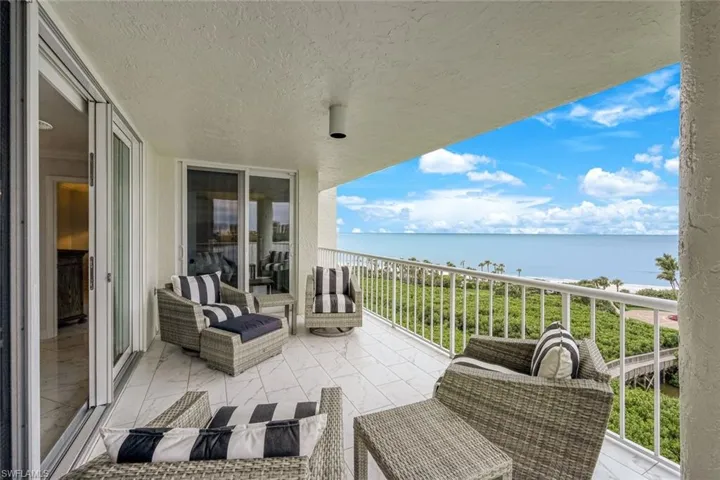 Spacious Lanai offers views of the Gulf & Clam Bay