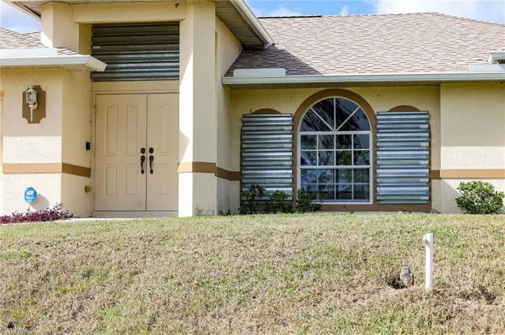 Entrance to property featuring a yard