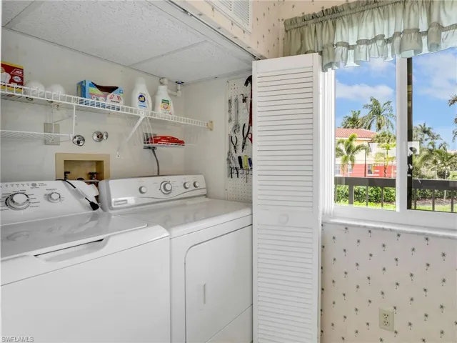 Laundry Closet with Wire Shelving and Washer and Dryer