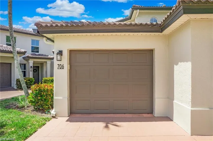 700  Diamond  CIR, Naples, FL 34110