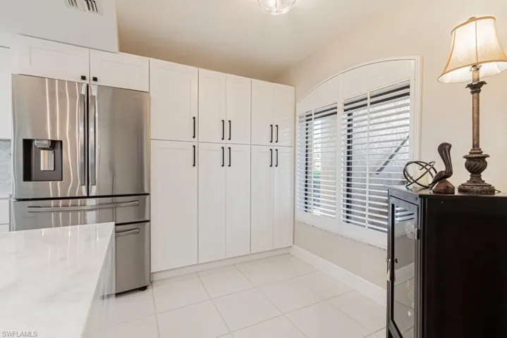 Lots of kitchen cabinets