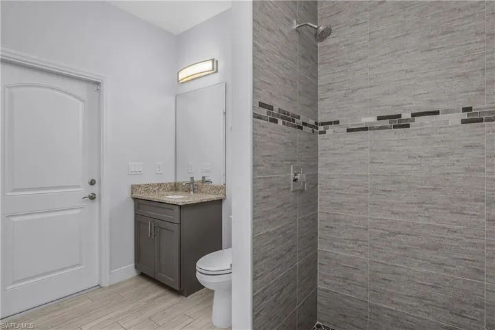 3rd bath with door to lanai