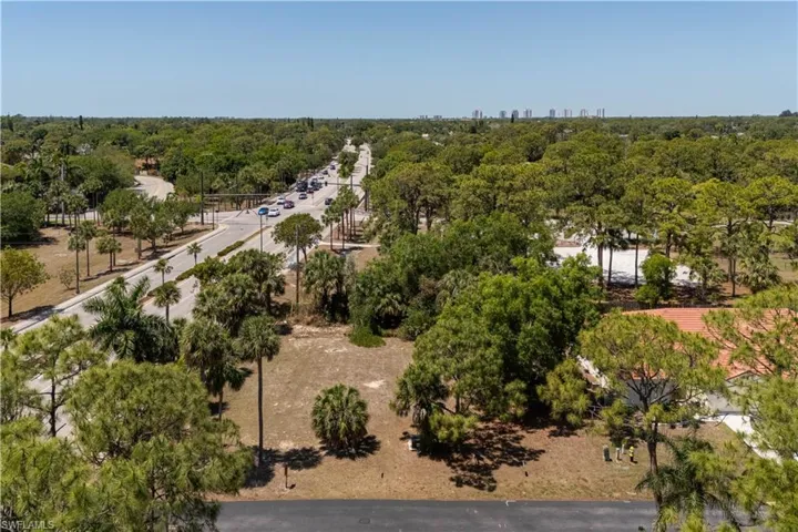 Drone / aerial view with a view of trees