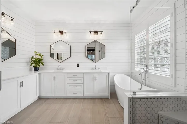 2405  Leafshine  LN, Naples, FL 34119