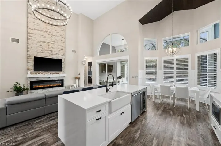 2405  Leafshine  LN, Naples, FL 34119