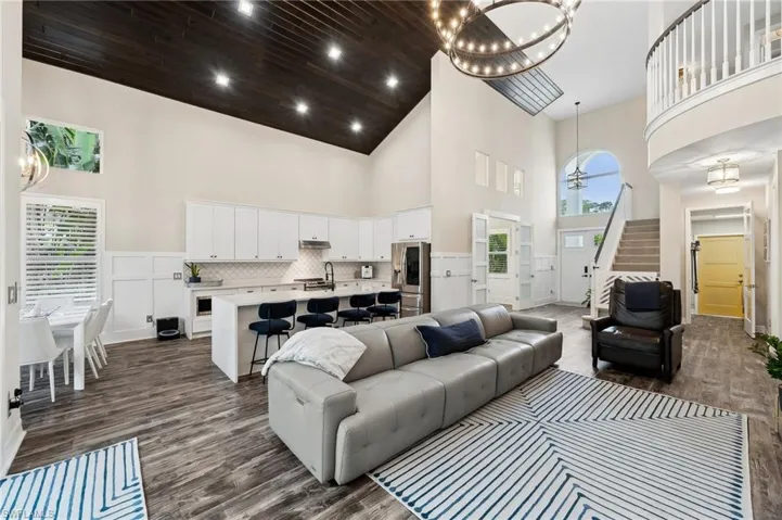 2405  Leafshine  LN, Naples, FL 34119