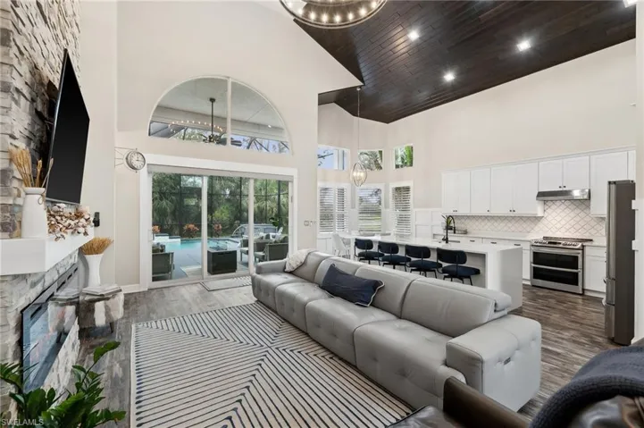 2405  Leafshine  LN, Naples, FL 34119