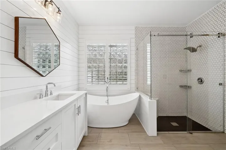 2405  Leafshine  LN, Naples, FL 34119