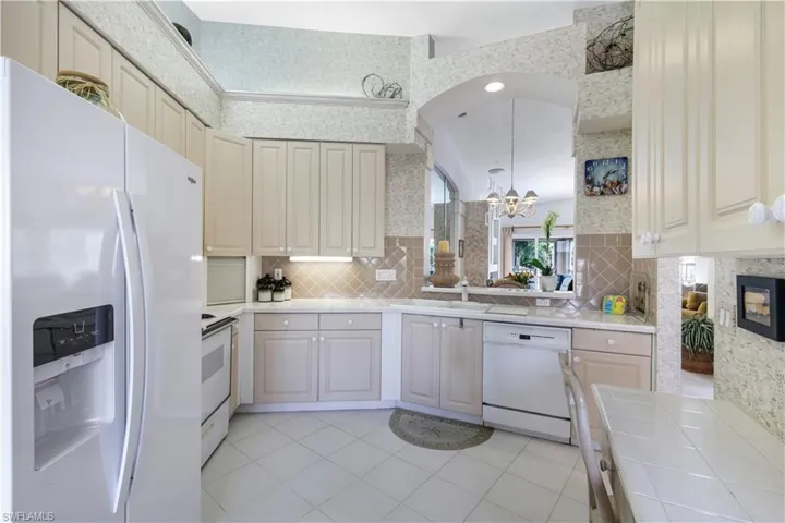 8415  Excalibur  CIR, Naples, FL 34108