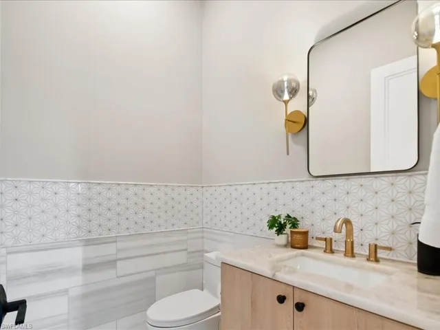 Powder bath serving the main living areas