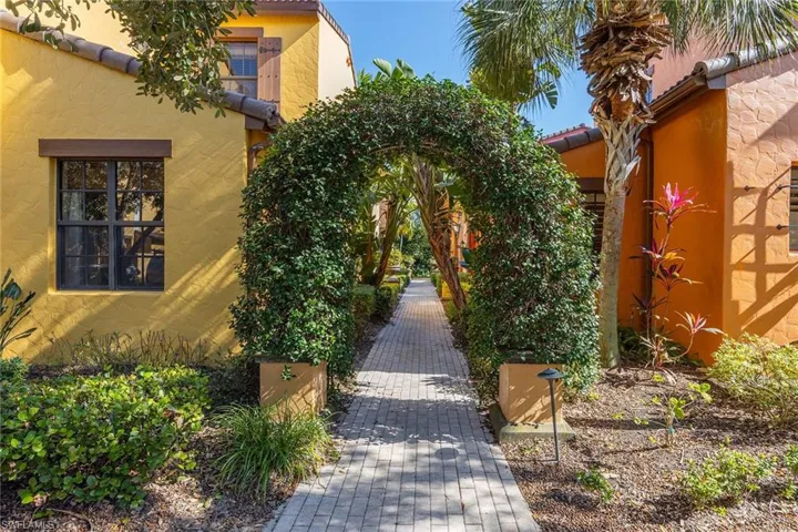 9106  Chula Vista  ST, Naples, FL 34113