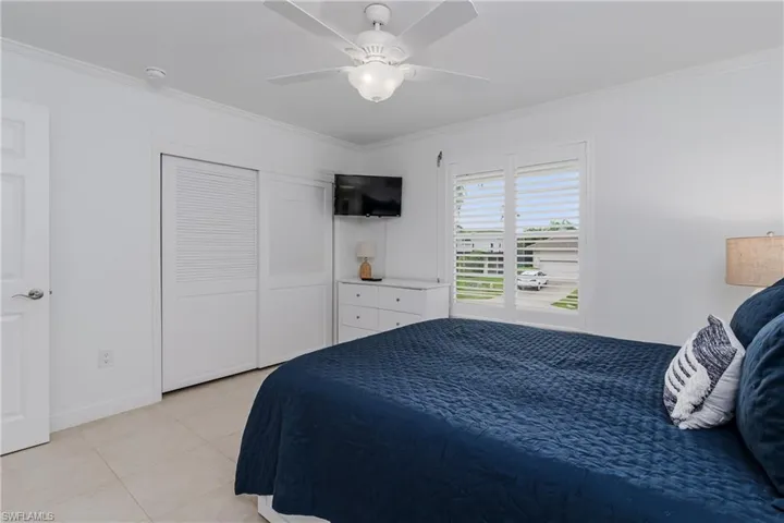 Guest bedroom with ceiling fan