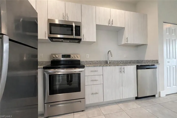 3325 Sw 8th Pl 106, Cape Coral, Florida 33914
