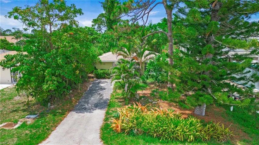 638  93rd N AVE, Naples, FL 34108