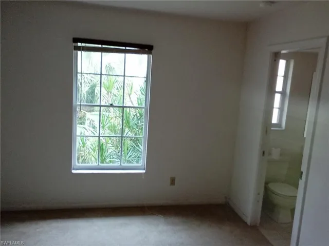 Unfmastet offers master bathroom, walk in closet and a door to Lani