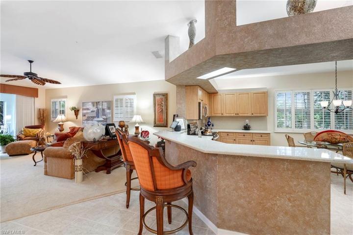 Breakfast Bar and Kitchen