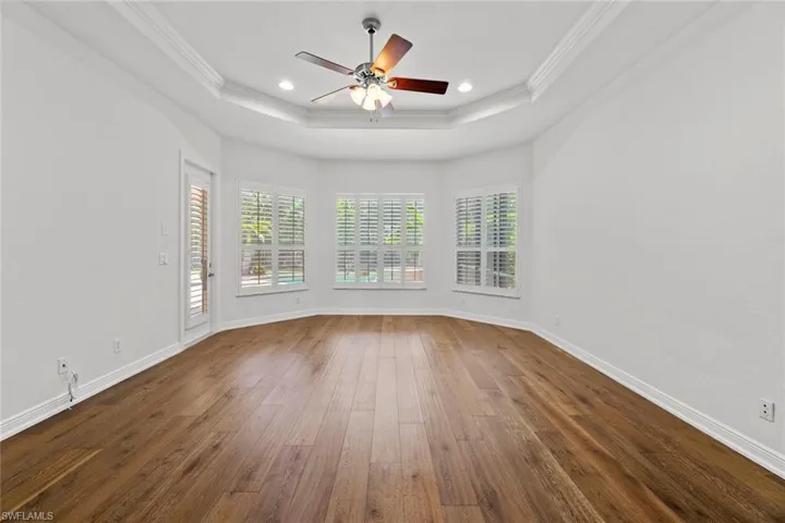 Master bedroom w/large bayed sitting area