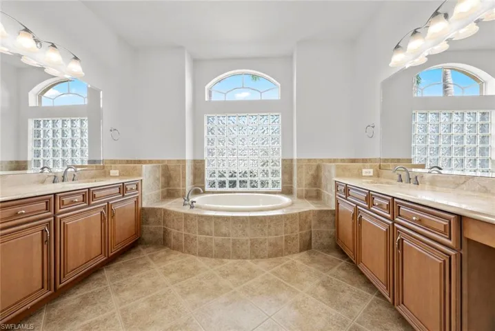 Master bath w/dual vanities, large soaking tub