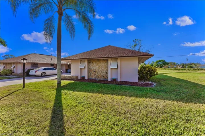 Ranch-style house with a front yard