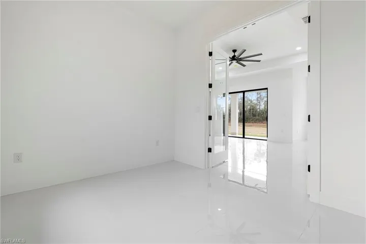 Empty room featuring ceiling fan