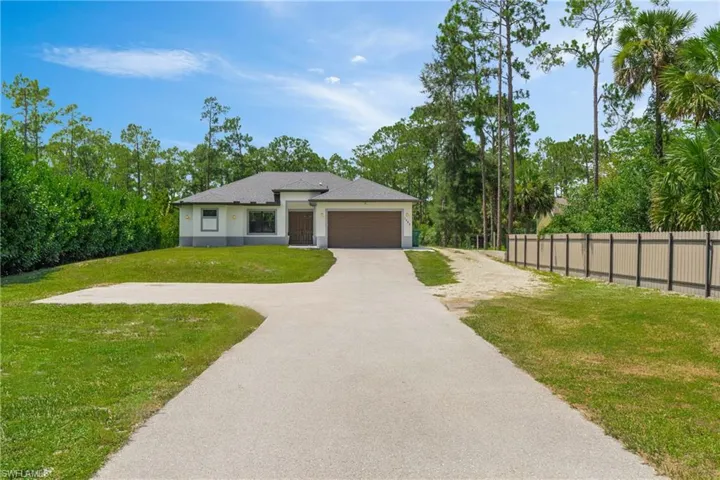 View of front facade with an attached garage and driveway