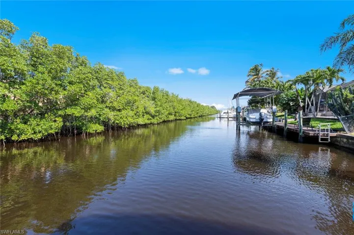 STRAIGHT SHOT OUT TO THE CALOOSAHATCHEE!