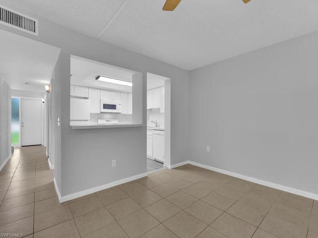 Kitchen w/ Breakfast Bar