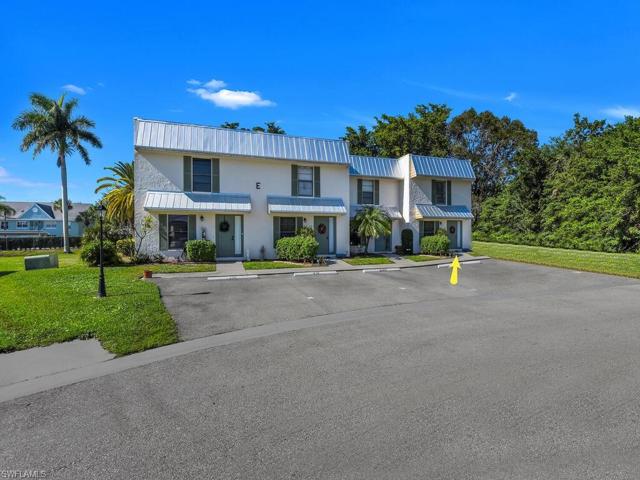 End Unit Townhome very private side yard