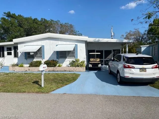 View of front facade featuring a front yard