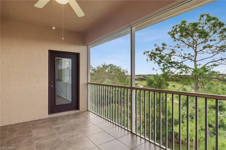 sunroom featuring ceiling fan