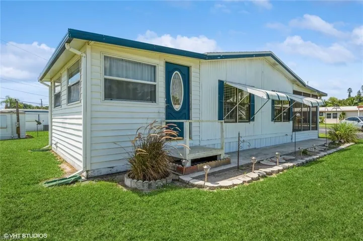 Manufactured / mobile home featuring a front lawn