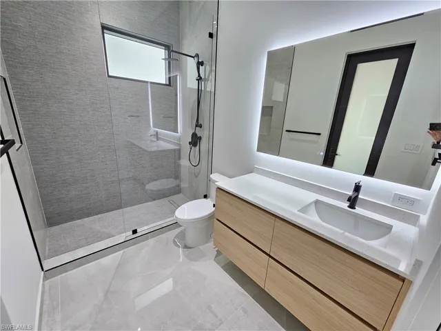 Junior-suite bathroom with access to the pool area