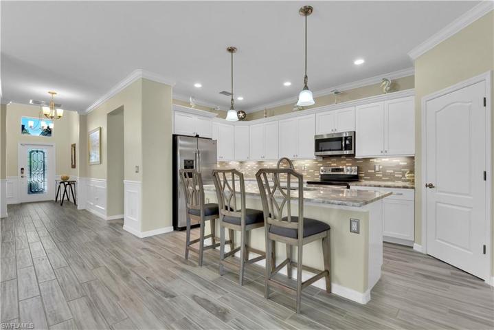 Kitchen w/ Breakfast Bar & Walk-In Pantry