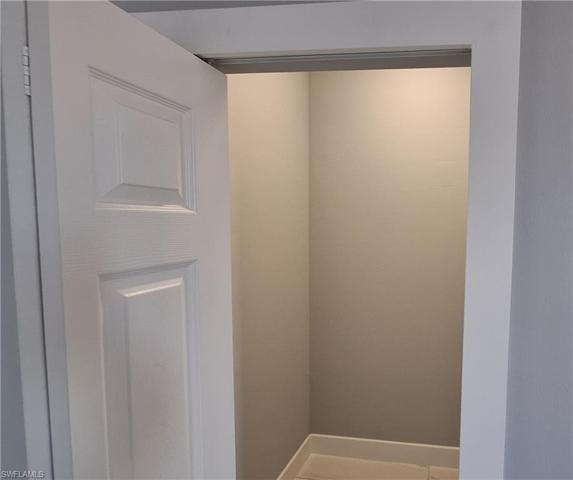 Walk-in closet 2