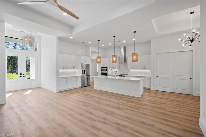 Kitchen/Foyer
