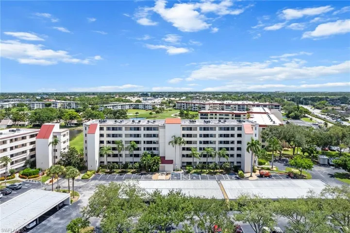 Bird's eye view of apartment complex / building