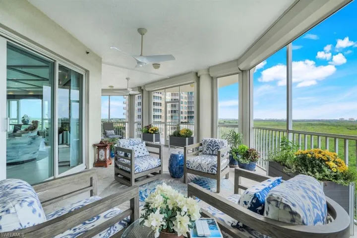 Sunroom with ceiling fan