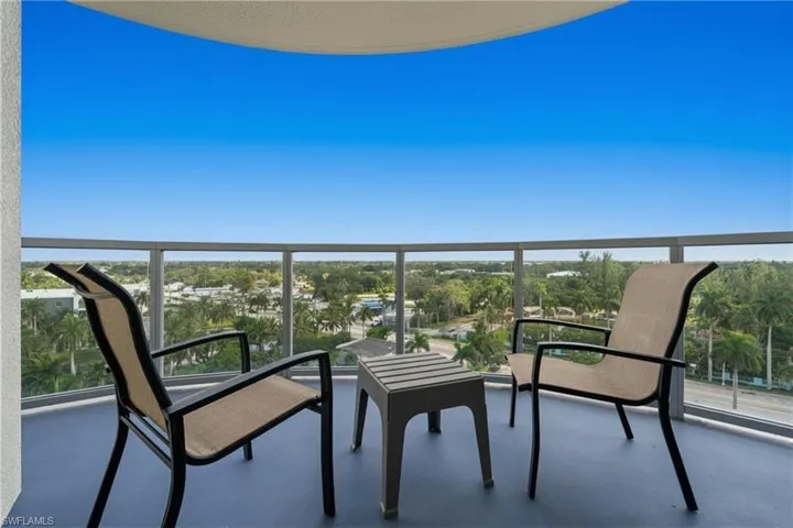 Here a 2nd lanai overlooking the East side from your guest bedroom.