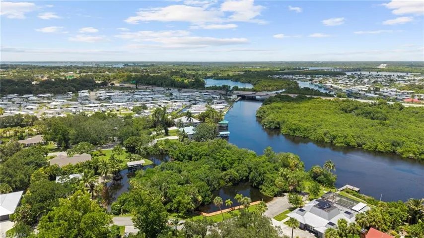1583 Sunkist Way, Fort Myers, Florida 33905