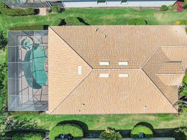 Birds eye view of property