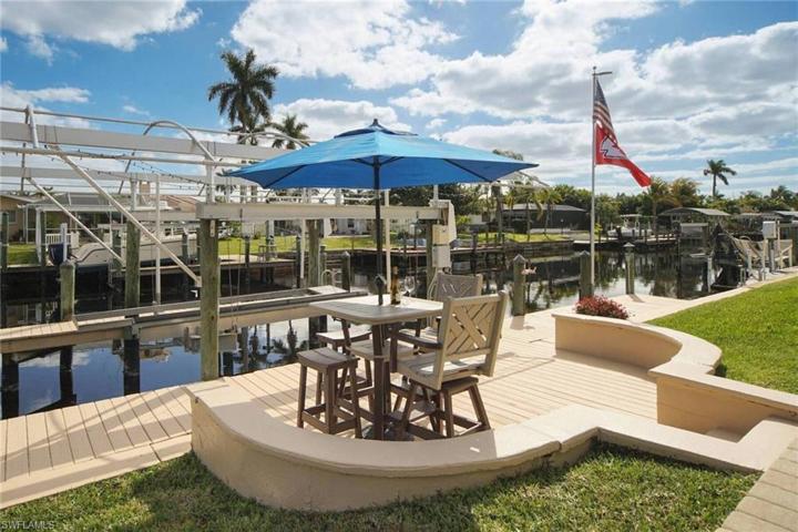 HOw about some drinks at the dock after day of boating or maybe starting your day here at sunrise with your coffee ?