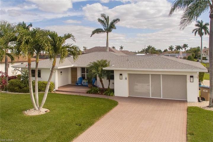 Lush floratam land  and well manicured tropical landscaping with sprinkler system. garage with screen for breezes while working inside.