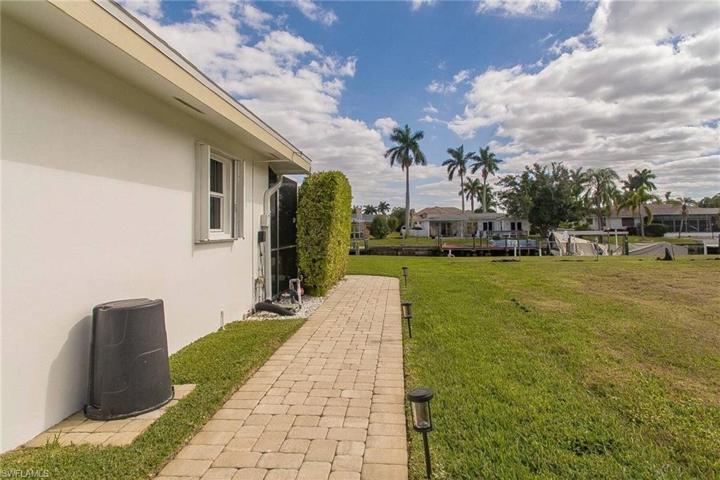 Most convenient to have paver sidewalk from the front of the house to yur dck, Friends can walk right down to the boat to wait for your rides !