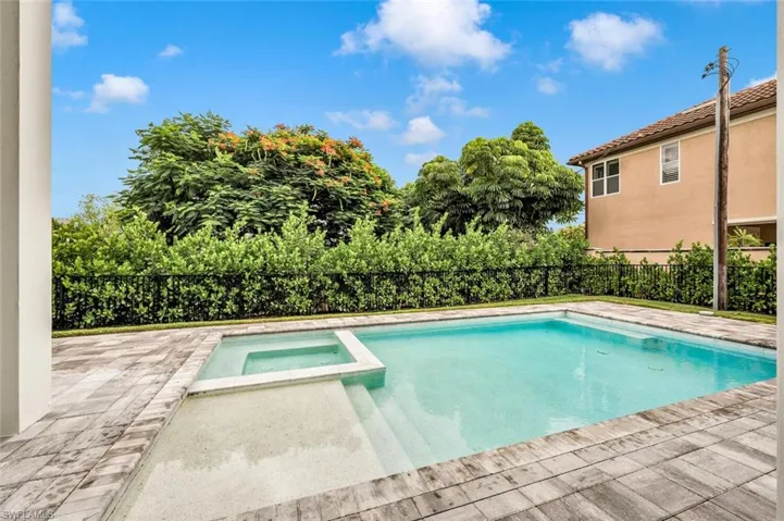 507  107th N AVE, Naples, FL 34108