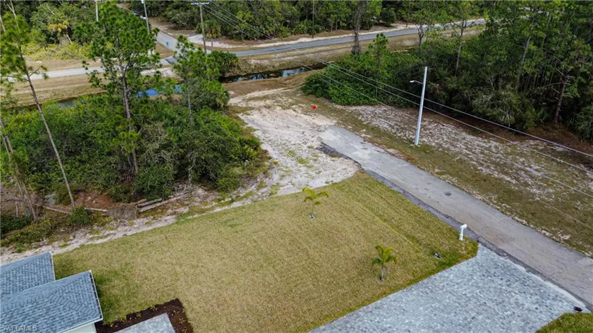 Front yard, dead end street, canal