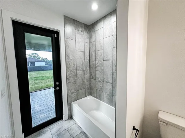 Guest Bath, door to lanai