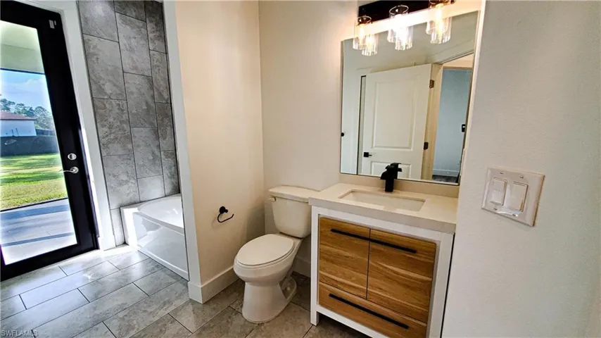 Guest Bath, door to lanai