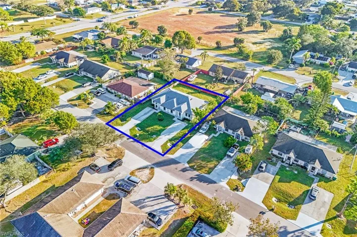 Aerial view of residential area featuring property parcel outlined