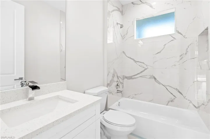 Full bath with vanity and washtub / shower combination