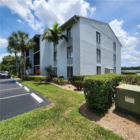 Unit #4-D1 Is 1st Floor Corner Condo - No Stairs!